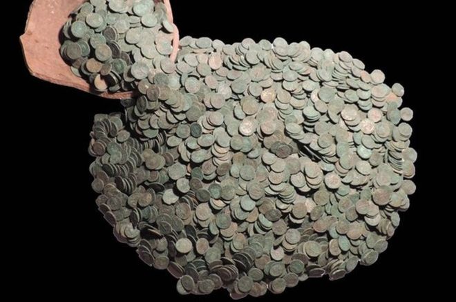 Dva detektoristé našli největší mincovní poklad římských mincí ze 4. století